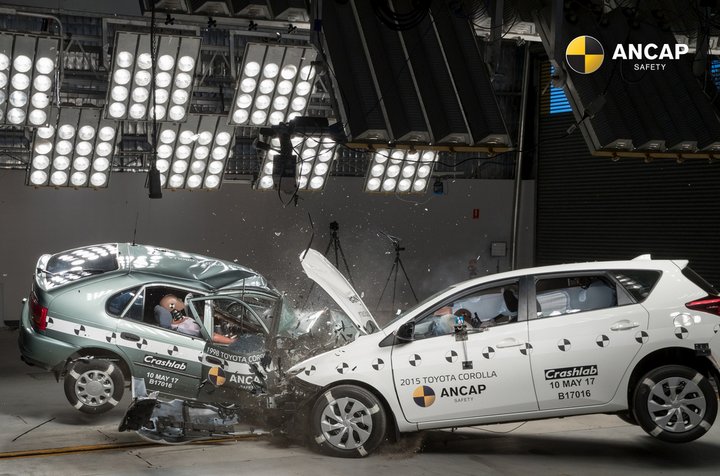 Un choque entre dos Toyota Corolla (1998 y 2015), dan una idea de los avances en sistemas de seguridad 1