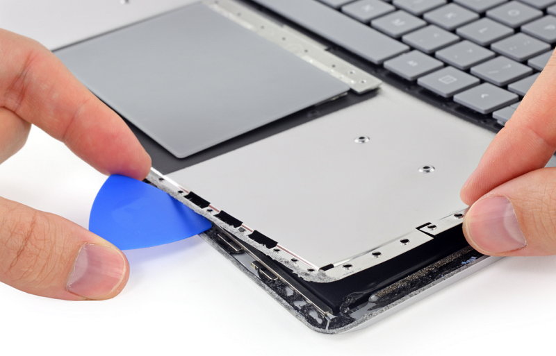 Si compran la Surface Laptop mejor que no falle… Es casi imposible reparar o actualizar sin dañarla