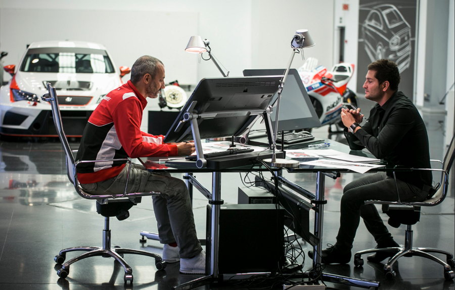 Dos diseñadores de motos y automóviles de competición de SEAT y Ducati en un reto sin igual
