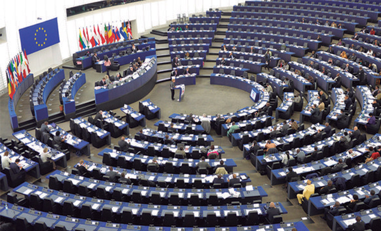 Wikipedia protesta por iniciativa sobre los derechos de autor del Parlamento Europeo #SalvemosInternet