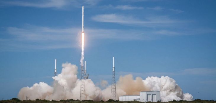 Hoy SpaceX tratará de poner en órbita 60 satélites para ofrecer banda ancha económica