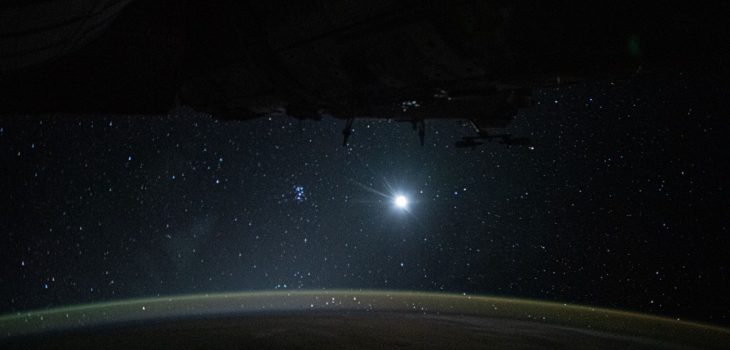 Imagen del Día: Observando la Luna y las Estrellas