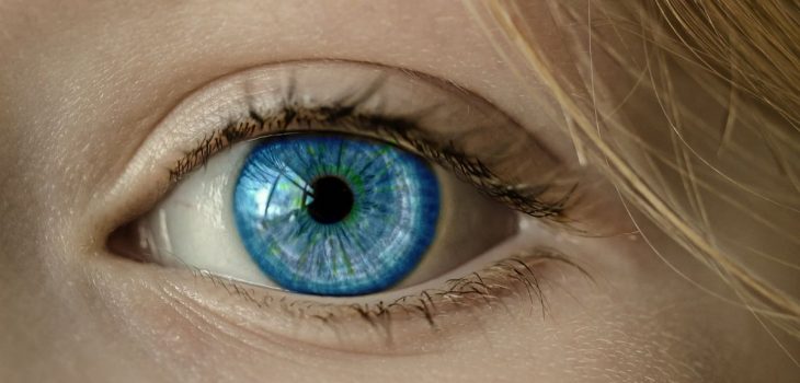 Crean lentes de contacto que permite hacer zoom con el parpadeo del ojo