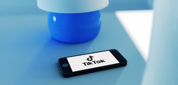 Vídeos de TikTok serán reproducidos en aeropuertos, hoteles y restaurantes