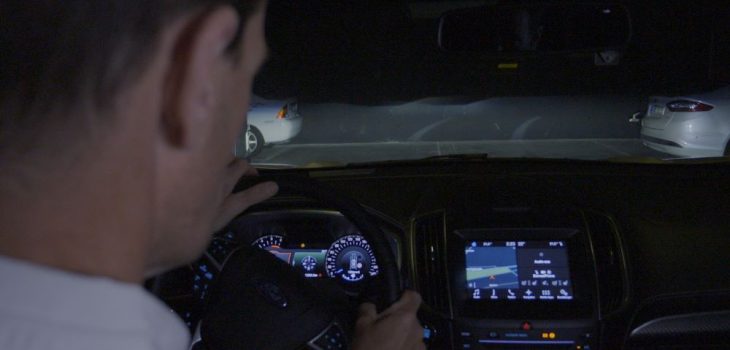 Nueva tecnología de faros de Ford ayuda a los conductores a mantenerse más atentos a la carretera