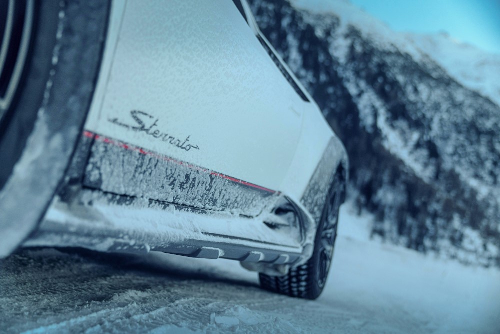 El Lamborghini Huracán Sterrato demostró su capacidad todoterreno en la nieve de los Alpes italianos