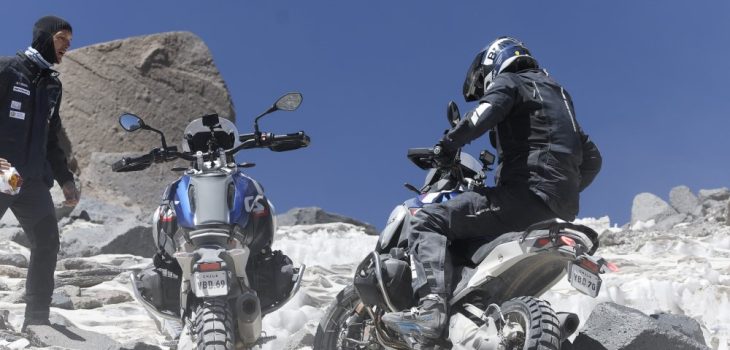BMW Motorrad y Metzeler Conquistan el Volcán Activo Más Alto del Mundo con las BMW R 1300 GS de Serie