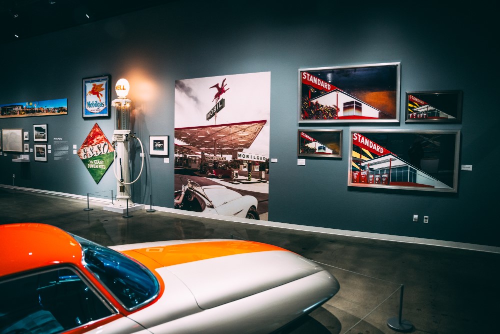 Petersen Automotive Museum Presenta la Extraordinaria Muestra: «Eyes on the Road: Art of the Automotive Landscape»