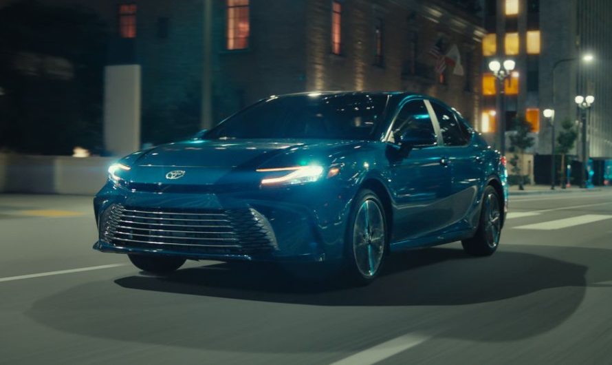 Toyota Camry 2025: El Nuevo Híbrido que Quiere Redefinir la Conducción Diaria