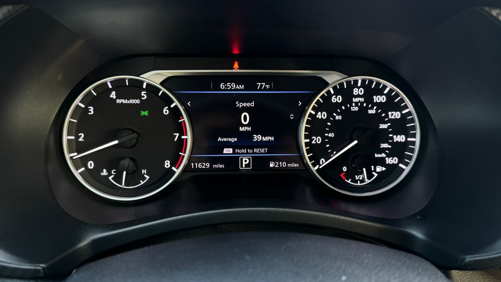 La pantalla de información para el conductor en el 2024 Nissan Sentra SR es una unidad digital de 7 pulgadas que ofrece una visualización clara y de alta resolución de datos cruciales como velocidad, RPM, consumo de combustible y alertas de mantenimiento. Integrada con el sistema de navegación y compatible con Apple CarPlay y Android Auto, esta pantalla permite una personalización extensa y proporciona información en tiempo real, mejorando tanto la seguridad como la conveniencia al reducir la necesidad de desviar la vista de la carretera. Los controles en el volante facilitan su uso, aunque algunos conductores podrían necesitar tiempo para familiarizarse con todas sus funciones.