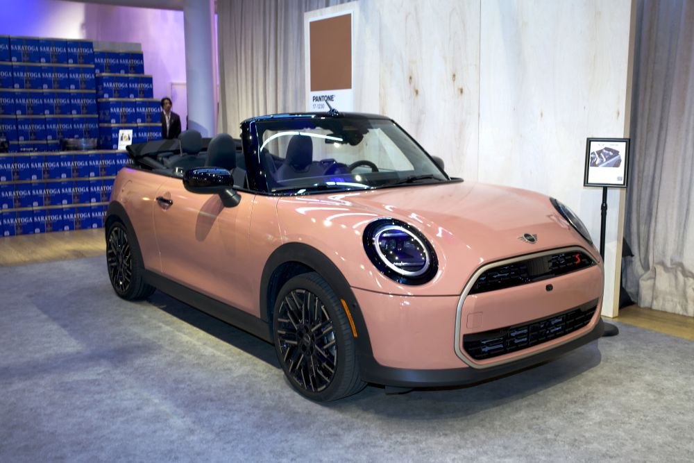 MINI Cooper Convertible 2025 - PANTONE 17-1230 Mocha Mousse